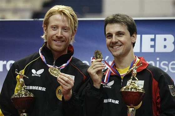 MÁME ZLATO! Nmetí stolní tenisté Christian Süss a Timo Boll se radují ze zisku zlatých medailí na mistrovství Evropy.