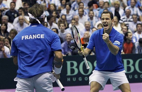 POSTUP! Francouzi Michel Llodra a Arnaud Clement oslavují postup do finále Davis Cupu.