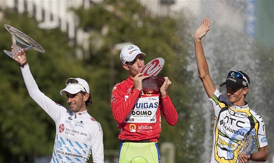 Italský cyklista Vincenzo Nibali (uprosted) se raduje z celkového prvenství na Vuelt 2010. Druhý skonil Ezequiel Mosquera (vlevo), tetí Peter Velits