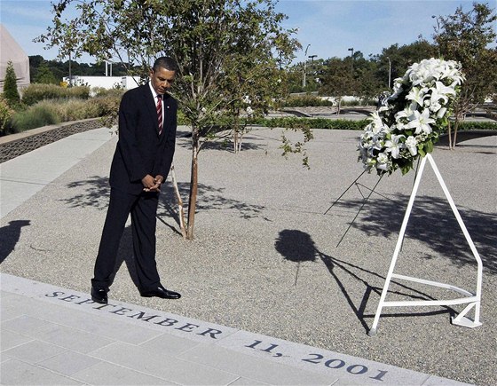 Památník v Pentagonu. Americký prezident Barack Obama pi pokládání vnce na památku zemelým
