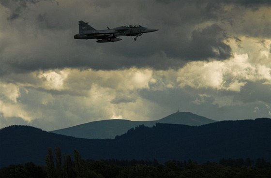 Maarský gripen pistává na ostravském letiti.