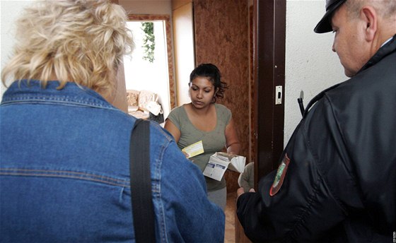 Karvinský mstský policista a sociální pracovnice kontrolují nájemníky jednoho z problémových dom.