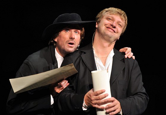Michal Isteník (vpravo) jako Alfons Mucha a Jaroslav Matjka coby jeho malíský kolega Ludk Marold.