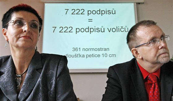 Vedení kraje vydává noviny za statisíce. Na snímku krajská radní Jana Pernicová a hejtman Radko Martínek