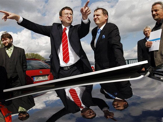 Ministr dopravy Vít Bárta (vlevo) obhlíel s námstkem Ivo Tomanem loni na podzim kiovatku u Opatovic nad Labem. Na ni by se mla R35 napojit.