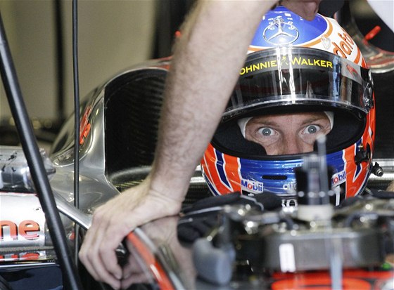 Jenson Button z McLarenu sleduje své soupee pi úvodním tréninku GP Itálie formule 1.