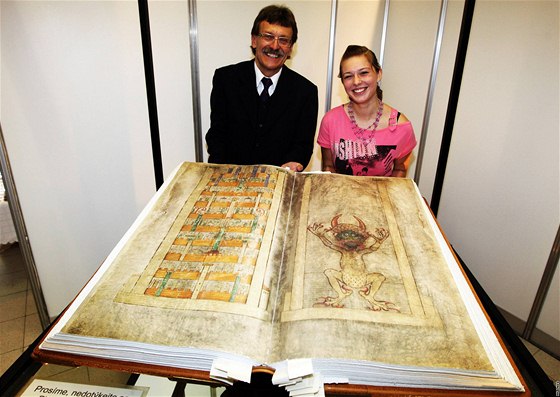 Na Polabském kniním veletrhu je k vidní kopie áblovy bible.
