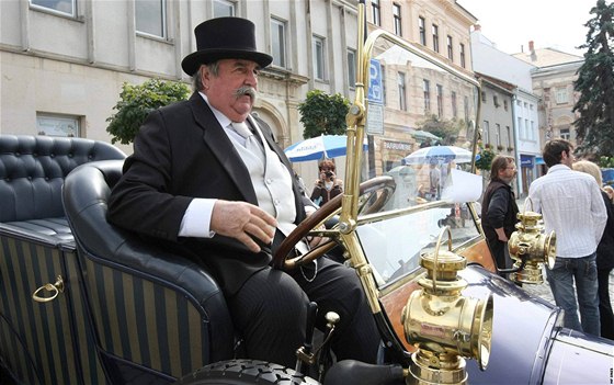 Sbratel veterán Jií Kratochvíl z Oldtimer club Helftýn s vozem Panhard...