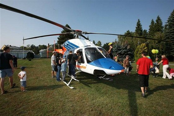 O prohlídku vrtulníku byl mezi dtmi velký zájem i na loském roníku Bezpené cesty do koly.