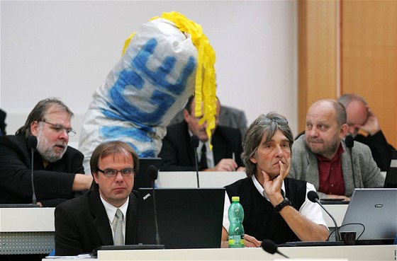 Opoziní zastupitelé s sebou na poslední zasedání vzali figurínu - nacpaný pytel s krepovými vlasy s nápisem KORUPCE.