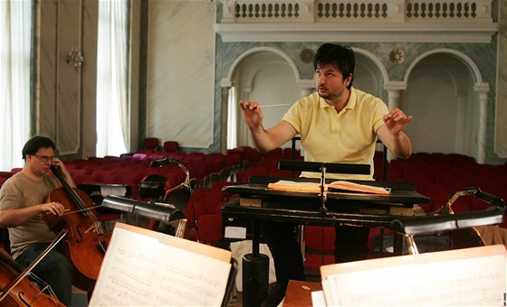 éfdirigent Karlovarského symfonického orchestru Jií trunc pi zkouce.