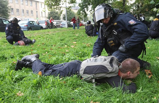 Nov vytvoená krajská policejní poádková jednotka dnes cviila v ulicích Olomouce a také na Androv stadionu i v okolí zásah proti chuligánm.