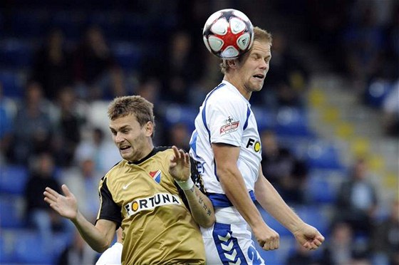 Radim ezník (vlevo) z Baníku Ostrava prohrál hlavikový souboj s Radkem Dejmkem z Liberce