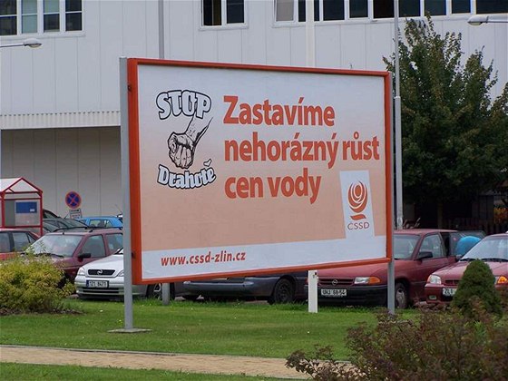 Neznámí vandalové nií politickým stranám billboardy a plakáty. Trhají je, pipisují na nich jiná hesla, pekreslují oblieje. Ilustraní foto.