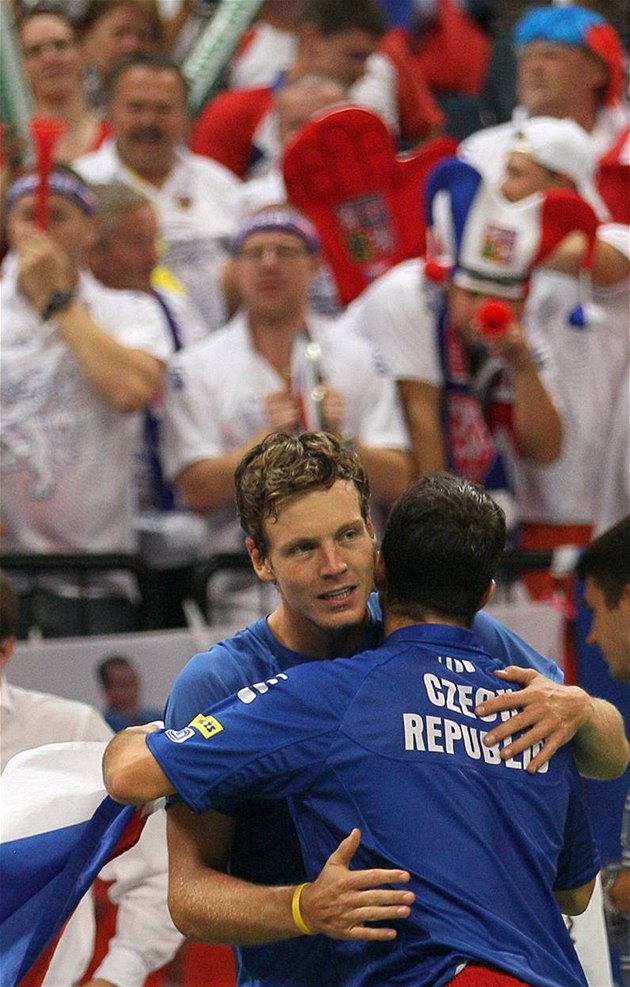 Radek tpánek a Tomá Berdych se radují z triumfu nad srbskou dvojicí v semifinále Davisova poháru
