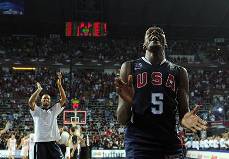 Amerit basketbalist Kevin Durant (vpravo) a Tyson Chandler se raduj z titulu mistr svta