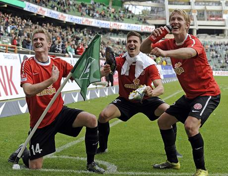 VYHRLI JSME! Fotbalist Mohue (zleva) Andre Schrlle, Adam Szalai a Lewis Holtby se raduj z vhry nad Werderem Brmy.