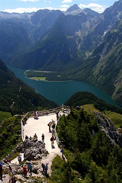 Pohled vyhldky na vrcholu Jenner (1874 m. n. m.) na jezero Knigssee, kter pat ke nejistm v Nmecku