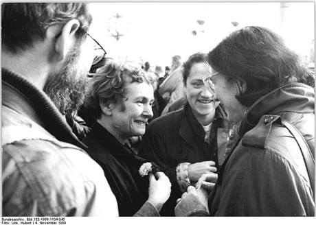 Brbel Bohleyov s Christou Wolfovou na demonstraci v Berln 4. listopadu 1989