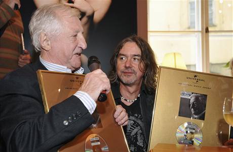 Pavel Bobek pevzal 13. z 2010 zlatou desku za album Vc nehledm (vpravo producent Lubo Malina)
