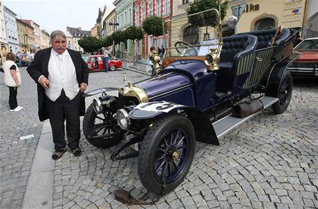 Sbratel vetern Ji Kratochvl z Oldtimer club Helftn s vozem Panhard Levassor Featon z roku 1912.