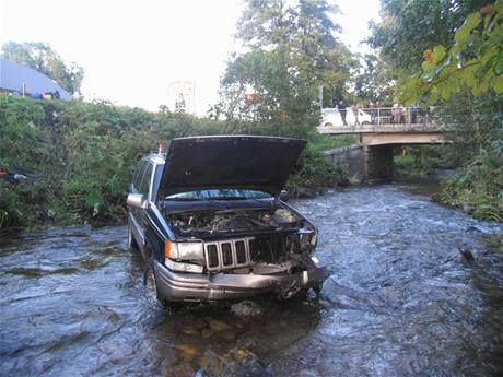 Jeep Grand Cherokee skonil v kamenitm koryt eky Moravy.