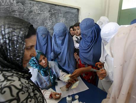 Volebn komisaky v Mazar-e-Sharif na severu Afghnistnu ovuj totonost voliek.