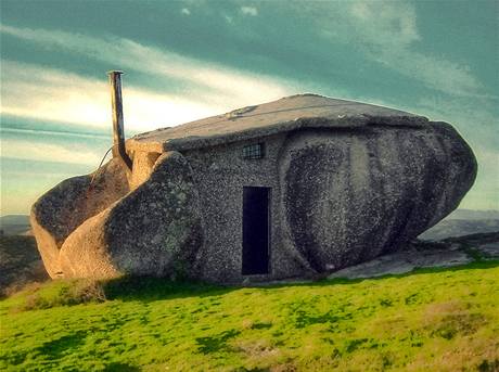 Kamenn dm Casa do Penedo stoj na severu Portugalska na pat poho Fafe 