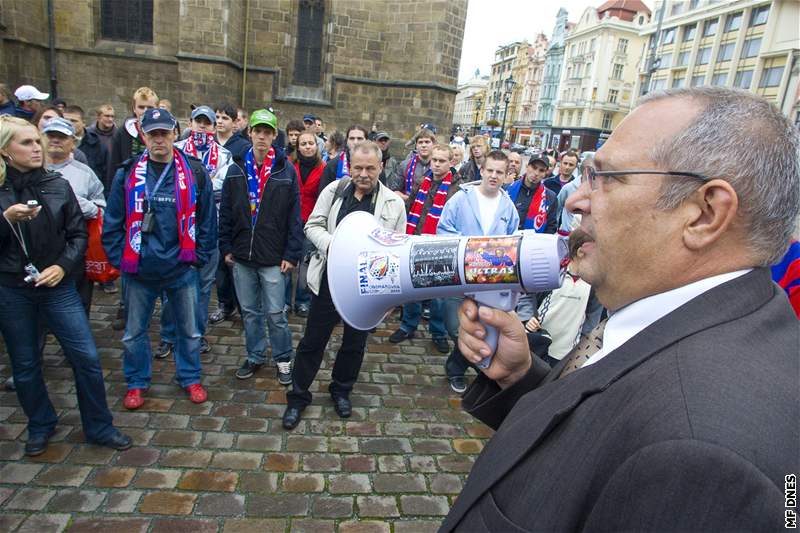 Plzetí fotbaloví fanouci pili demonstrovat ped radnici za urychlení pestavby zdejího fotbalového stadionu (15.9.2010)