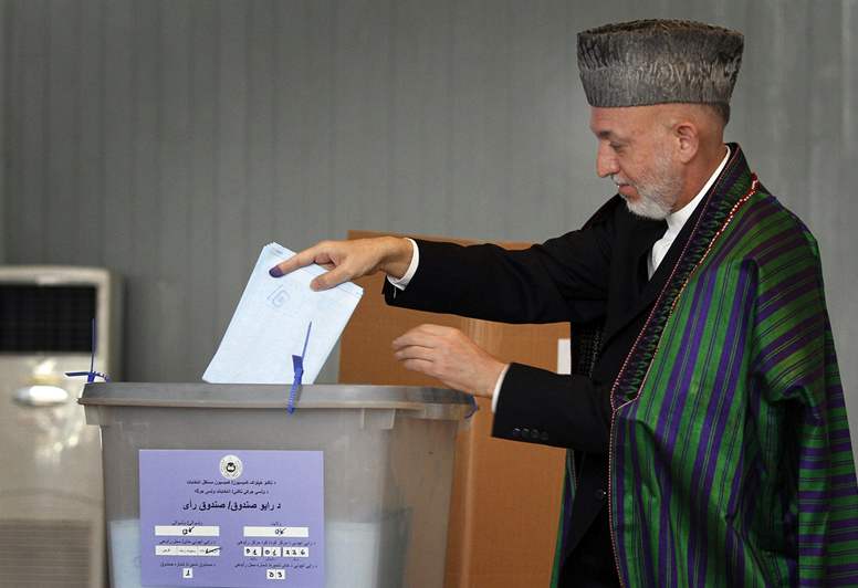 Prezident Hamíd Karzáí odvolil asi hodinu po otevení volebních místností v jedné z kábulských kol.