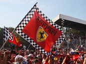Fanouci Ferrari po Velk cen Itlie, kterou vyhrl jejich jezdec Fernando Alonso.