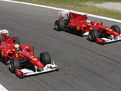 BOK PO BOKU. Jezdci ze stje Ferrari po dojezdu ve Velk cen Itlie. Fernando Alonso (vpravo) vyhrl a Felipe Massa byl tet.