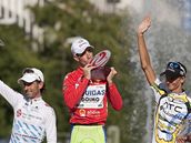 Italsk cyklista Vincenzo Nibali (uprosted) se raduje z celkovho prvenstv na Vuelt 2010. Druh skonil Ezequiel Mosquera (vlevo), tet Peter Velits