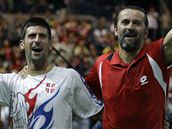 Novak Djokovi (vlevo) se raduje z postupu do finle Davis Cupu s Bogdanem Obradoviem, nehrajcm kapitnem