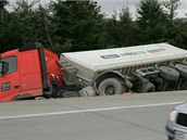 Pi nehod sjel na rychlostn silnici R35 nedaleko Velkho jezdu u Olomouce kamion do pkopu. Nafta vytekl z proraen ndre natst skonila v dlnin zchytn jmce.