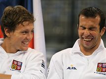 DOBR NLADA. et tenist Tom Berdych (vlevo) a Radek tpnek ped semifinle Davisova pohru proti Srbsku