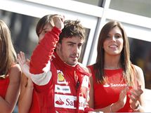 VE SPOLENOSTI KRSNCH DAM. Dva nejrychlej jezdci ve Velk cen Itlie kr na stupn vtz. Fernando Alonso (vpravo) vyhrl a Jenson Button (vlevo) byl druh.