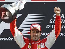 Fernando Alonso ze stje Ferrari slav triumf ve Velk cen Itlie.