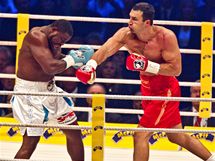 BUM! Ukrajinsk boxer Vladimr Kliko udeil soupee Samuela Petera v souboji o titul mistra svta organizac WBO a IBF. 