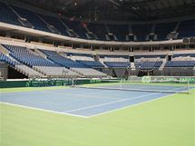 Pohled na kurt v blehradsk hale, kde se esko utk se Srbskem v semifinle Davis Cupu.