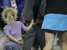 Tenistka Kim Clijstersov odvd svou dceru Jadu z kurtu po vtzstv na US Open.