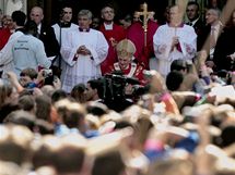 Ped Westminsterskou katedrlou v Londn se shromdily davy lid. Pijel pape benedikt XVI. (18. z 2010)