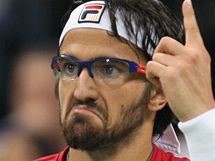 Janko Tipsarevi v souboji s Tomem Berdychem v semifinle Davis Cupu