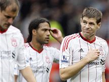 Fotbalist Liverpoolu v ele s kapitnem Stevenem Gerrardem (vpravo) zklaman odchzej ze hit