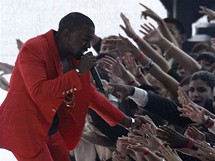 Raper Kanye West pi vystoupen na MTV Video Awards 2010 v choreografii Yemiho A.D. (12. z 2010)