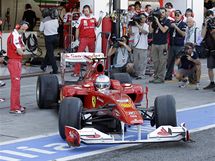 Fernando Alonso s Ferrari vyr na tra trninku GP Itlie F1.