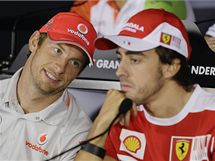 ALE CO BLBNE... Jenson Button sleduje soupee Fernanda Alonsa pi tiskov konferenci v italsk Monze ped zatkem Velk ceny. 