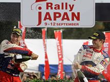 Sbastien Ogier (vpravo) svm navigtorem Julienem Ingrassiou slav triumf na Japonsk rallye. 