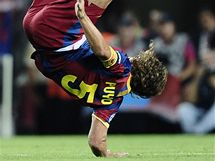 NEBEZPEN PD. Barcelonsk kapitn Carles Puyol (vpravo) po jednom souboji nekoordinovan spadl na zem.