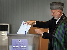 Prezident Hamd Karz odvolil asi hodinu po oteven volebnch mstnost v jedn z kbulskch kol.